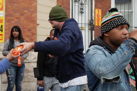 فيديو وصور.. بالتيمور الأمريكية تشتعل بعد وفاة شاب أسود في المعتقل صورة رقم 62