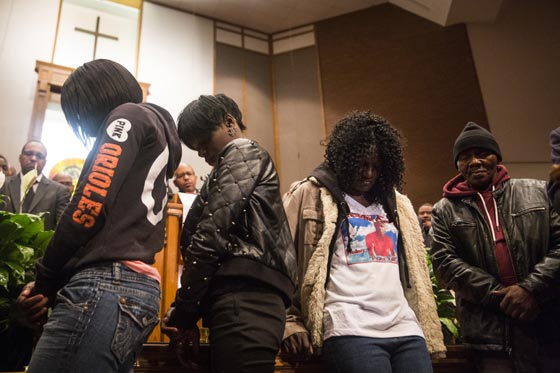 فيديو وصور.. بالتيمور الأمريكية تشتعل بعد وفاة شاب أسود في المعتقل صورة رقم 64