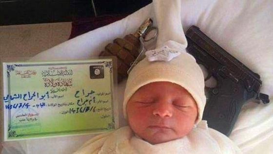 بالصور.. مولود داعشي جديد محاط بالقنابل والأسلحة بدل الهدايا صورة رقم 1 بالصور.. مولود داعشي جديد محاط بالقنابل والأسلحة بدل الهدايا صورة رقم 1
