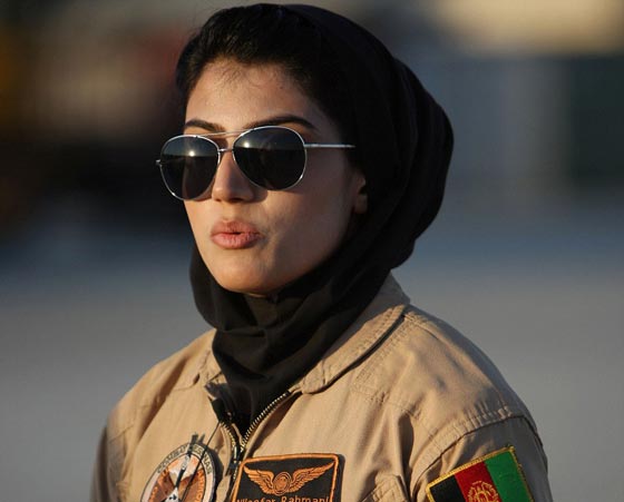 نيلوفر رحماني.. اجمل محلقة في العالم تقود طيارتها بطموح وشجاعة صورة رقم 1