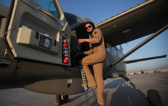 نيلوفر رحماني.. اجمل محلقة في العالم تقود طيارتها بطموح وشجاعة صورة رقم 2