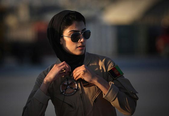 نيلوفر رحماني.. اجمل محلقة في العالم تقود طيارتها بطموح وشجاعة صورة رقم 3