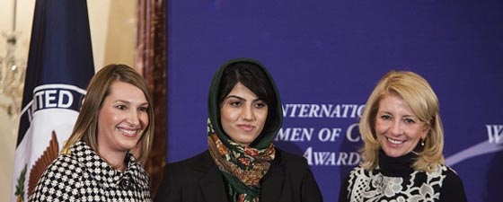 نيلوفر رحماني.. اجمل محلقة في العالم تقود طيارتها بطموح وشجاعة صورة رقم 4