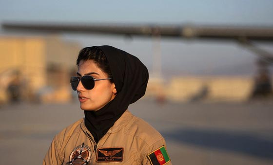 نيلوفر رحماني.. اجمل محلقة في العالم تقود طيارتها بطموح وشجاعة صورة رقم 6