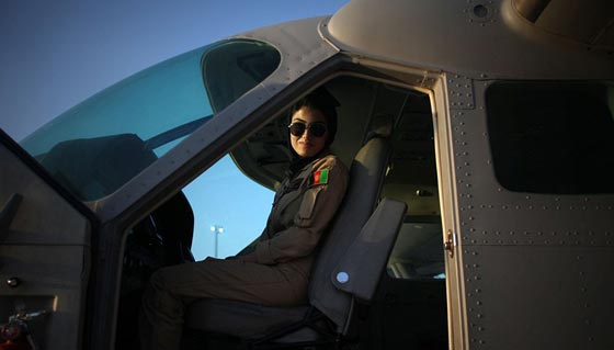نيلوفر رحماني.. اجمل محلقة في العالم تقود طيارتها بطموح وشجاعة صورة رقم 7