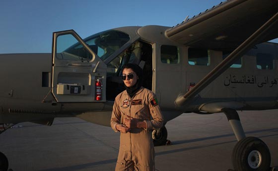 نيلوفر رحماني.. اجمل محلقة في العالم تقود طيارتها بطموح وشجاعة صورة رقم 8