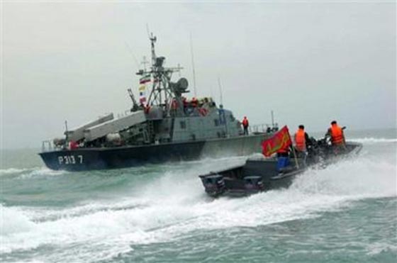 سفينة امريكية تقع سبية في ايدي الايرانيين وترسف في قيود ميناء بندر عباس صورة رقم 2