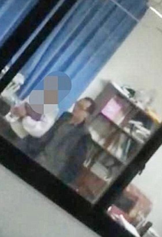 بالفيديو.. مدرس صيني يقبل طالباته ويقوم بعمل مشين داخل الفصل!! صورة رقم 5 بالفيديو.. مدرس صيني يقبل طالباته ويقوم بعمل مشين داخل الفصل!! صورة رقم 5