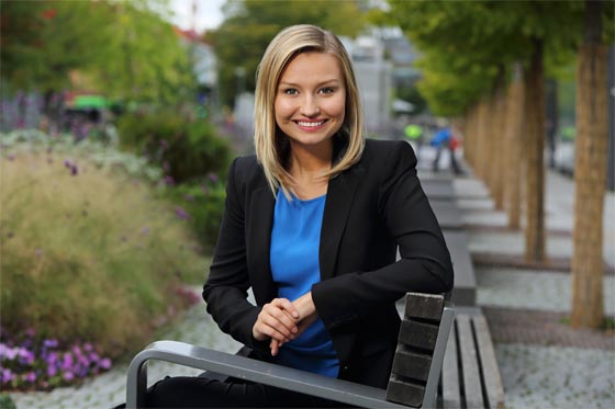 السويد: اصغر رئيسة حزب في البلاد تدحر منافسيها بشعبيتها الطاغية صورة رقم 7