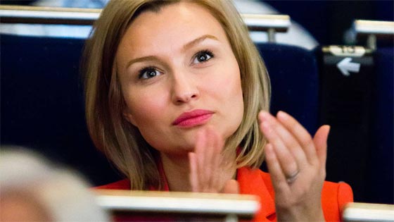 السويد: اصغر رئيسة حزب في البلاد تدحر منافسيها بشعبيتها الطاغية صورة رقم 4