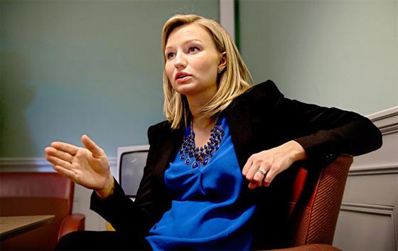 السويد: اصغر رئيسة حزب في البلاد تدحر منافسيها بشعبيتها الطاغية صورة رقم 6