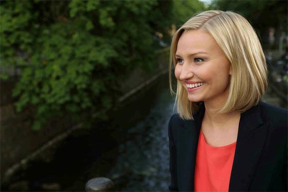 السويد: اصغر رئيسة حزب في البلاد تدحر منافسيها بشعبيتها الطاغية صورة رقم 1