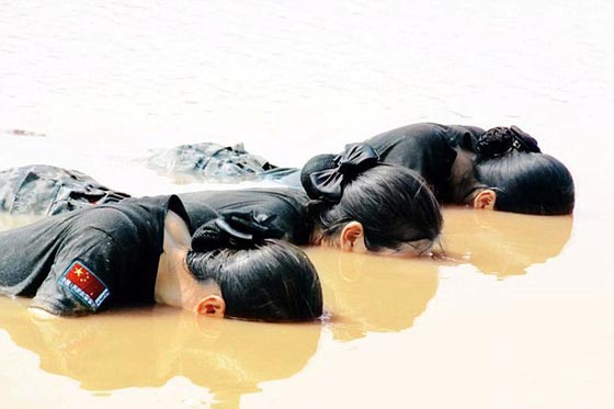 هونغ كونغ: مضيفات يواجهن العمليات الارهابية بلعبة الكونغ فو صورة رقم 8 هونغ كونغ: مضيفات يواجهن العمليات الارهابية بلعبة الكونغ فو صورة رقم 8