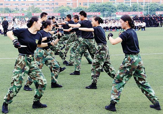 هونغ كونغ: مضيفات يواجهن العمليات الارهابية بلعبة الكونغ فو صورة رقم 4 هونغ كونغ: مضيفات يواجهن العمليات الارهابية بلعبة الكونغ فو صورة رقم 4