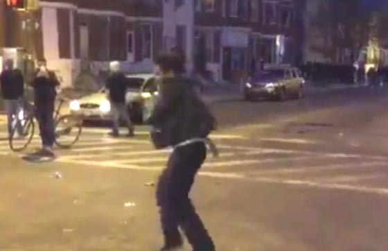 بالتيمور.. شاب يتحدى اطلاق النار بالرقص على طريقة مايكل جاكسون صورة رقم 5