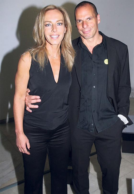 طوبى للمرأة الفاضلة.. زوجة وزير يوناني تتصدى لهجوم عليه بجسدها صورة رقم 7