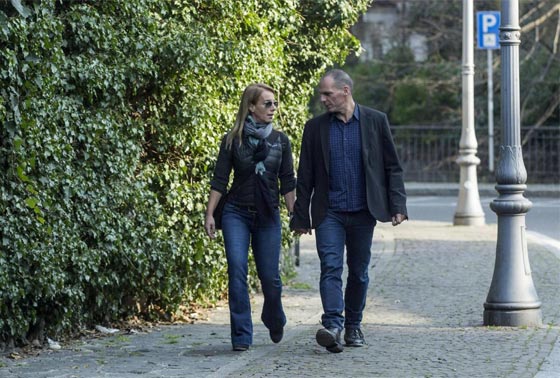 طوبى للمرأة الفاضلة.. زوجة وزير يوناني تتصدى لهجوم عليه بجسدها صورة رقم 8