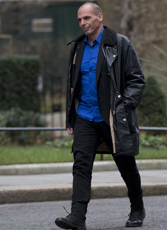 طوبى للمرأة الفاضلة.. زوجة وزير يوناني تتصدى لهجوم عليه بجسدها صورة رقم 2