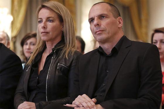 طوبى للمرأة الفاضلة.. زوجة وزير يوناني تتصدى لهجوم عليه بجسدها صورة رقم 4