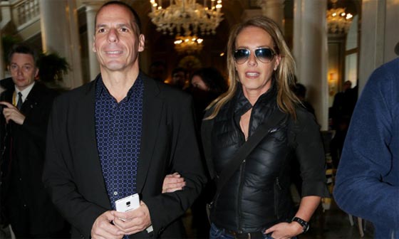 طوبى للمرأة الفاضلة.. زوجة وزير يوناني تتصدى لهجوم عليه بجسدها صورة رقم 1