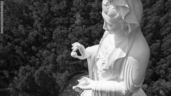 اله الرحمة يحمي رهبانه البوذيين بغرف مضادة للرصاص صورة رقم 3