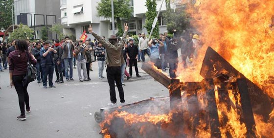 عودة الصدامات والمواجهات الى ساحة تقسيم باسطنبول في اول ايار صورة رقم 3