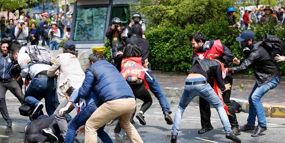 عودة الصدامات والمواجهات الى ساحة تقسيم باسطنبول في اول ايار صورة رقم 1