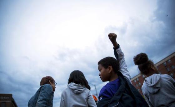 اعتقال 6 من عناصر الشرطة الامريكية بتهمة قتل شاب اسود في بالتيمور صورة رقم 5 اعتقال 6 من عناصر الشرطة الامريكية بتهمة قتل شاب اسود في بالتيمور صورة رقم 5