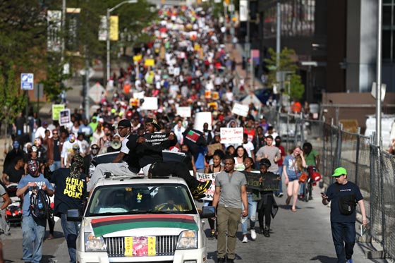 قتيل بالتيمور الاسود.. يطالب بالعدالة عبر الالاف من اصوات ابناء قومه صورة رقم 4 قتيل بالتيمور الاسود.. يطالب بالعدالة عبر الالاف من اصوات ابناء قومه صورة رقم 4