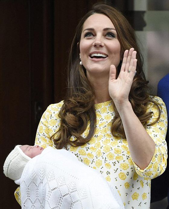 صور اميرة بريطانيا الصغيرة في اول ظهور لها مع والديها كيت والامير ويليام صورة رقم 9