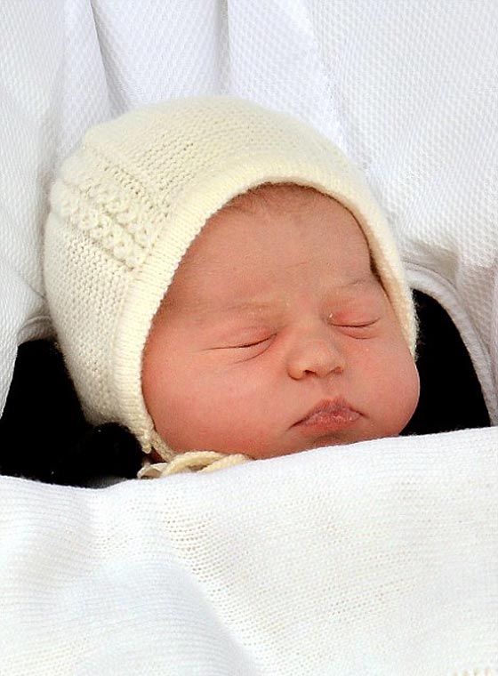 صور اميرة بريطانيا الصغيرة في اول ظهور لها مع والديها كيت والامير ويليام صورة رقم 8