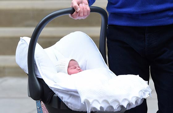 صور اميرة بريطانيا الصغيرة في اول ظهور لها مع والديها كيت والامير ويليام صورة رقم 14