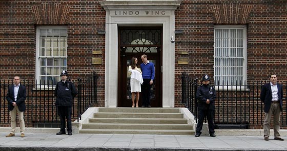 صور اميرة بريطانيا الصغيرة في اول ظهور لها مع والديها كيت والامير ويليام صورة رقم 12