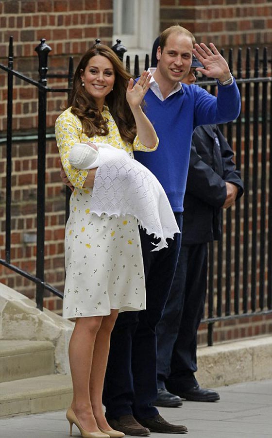 صور اميرة بريطانيا الصغيرة في اول ظهور لها مع والديها كيت والامير ويليام صورة رقم 2