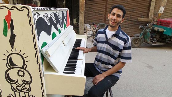 يموت مخيم اليرموك ويعيش صدى موسيقى العازف الفلسطيني ايهم احمد صورة رقم 2