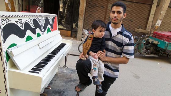 يموت مخيم اليرموك ويعيش صدى موسيقى العازف الفلسطيني ايهم احمد صورة رقم 3