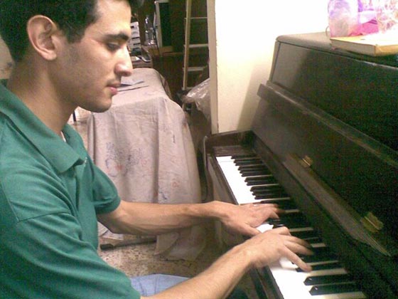 يموت مخيم اليرموك ويعيش صدى موسيقى العازف الفلسطيني ايهم احمد صورة رقم 7