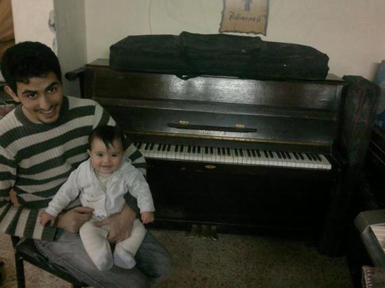 يموت مخيم اليرموك ويعيش صدى موسيقى العازف الفلسطيني ايهم احمد صورة رقم 8