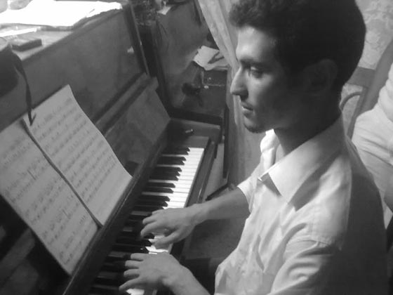 يموت مخيم اليرموك ويعيش صدى موسيقى العازف الفلسطيني ايهم احمد صورة رقم 9