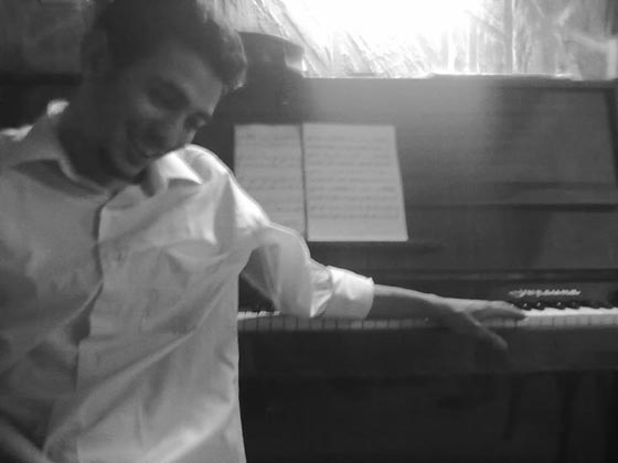 يموت مخيم اليرموك ويعيش صدى موسيقى العازف الفلسطيني ايهم احمد صورة رقم 10