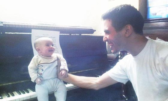 يموت مخيم اليرموك ويعيش صدى موسيقى العازف الفلسطيني ايهم احمد صورة رقم 11