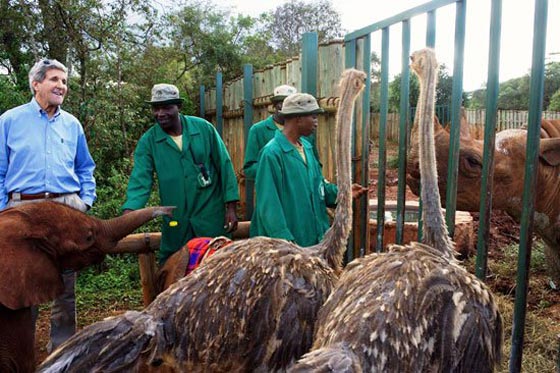 جون كيري في حديقة حيوان بكينيا.. وسيلفي مع فيل صورة رقم 2