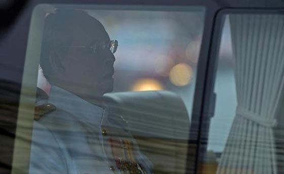 ظهور نادر لملك تايلند المريض والمتوّج منذ 65 عاما صورة رقم 1 ظهور نادر لملك تايلند المريض والمتوّج منذ 65 عاما صورة رقم 1