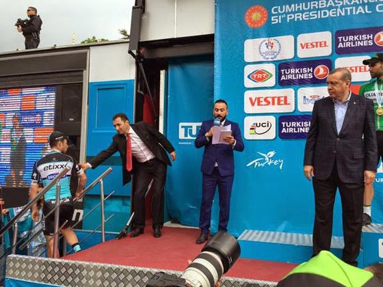 فيديو.. اردوغان اطال الخطاب فشعر الدرّاج بالملل وغادر منصة التتويج صورة رقم 3