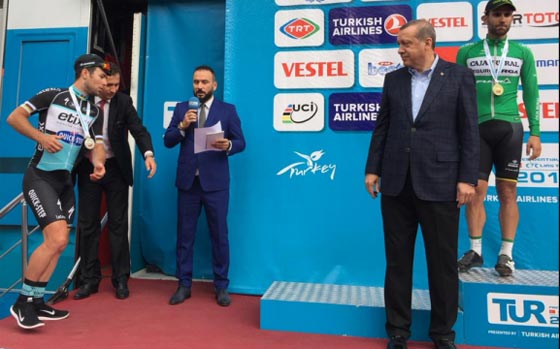 فيديو.. اردوغان اطال الخطاب فشعر الدرّاج بالملل وغادر منصة التتويج صورة رقم 4