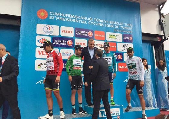 فيديو.. اردوغان اطال الخطاب فشعر الدرّاج بالملل وغادر منصة التتويج صورة رقم 2