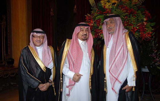 فيديو.. الملك سلمان يعزل رئيس المراسم الملكية بعد صفع مصورا صحفيا صورة رقم 5