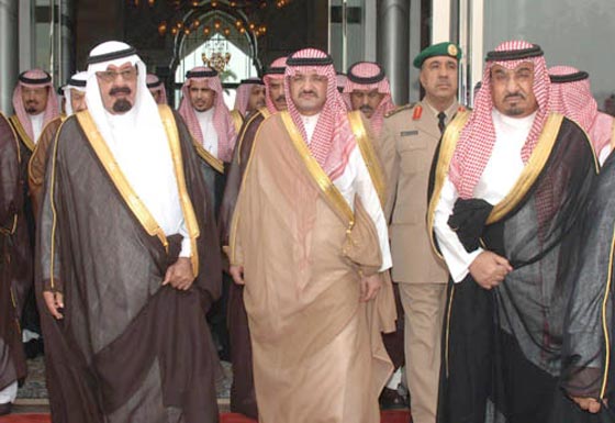 فيديو.. الملك سلمان يعزل رئيس المراسم الملكية بعد صفع مصورا صحفيا صورة رقم 7