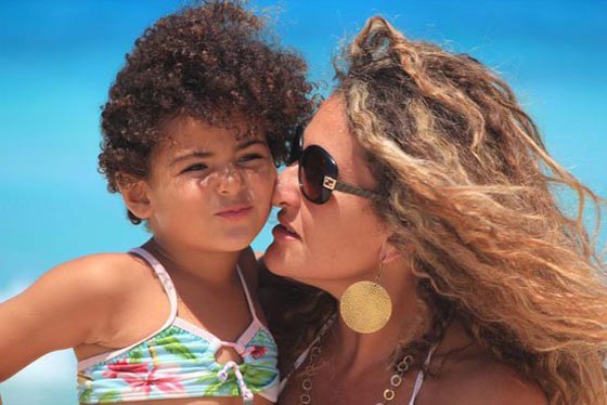  بالفيديو.. سيّدة تعتدي على ضابط امن مصري في مطار القاهرة صورة رقم 4