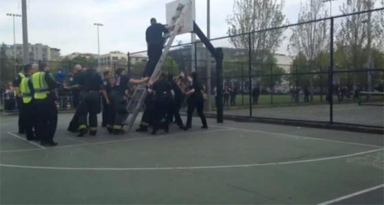 حلقة كرة السلة تعتقل رجلا بيده مطرقة وتتفنن في تلويعه بحضور الشرطة!! صورة رقم 1 حلقة كرة السلة تعتقل رجلا بيده مطرقة وتتفنن في تلويعه بحضور الشرطة!! صورة رقم 1